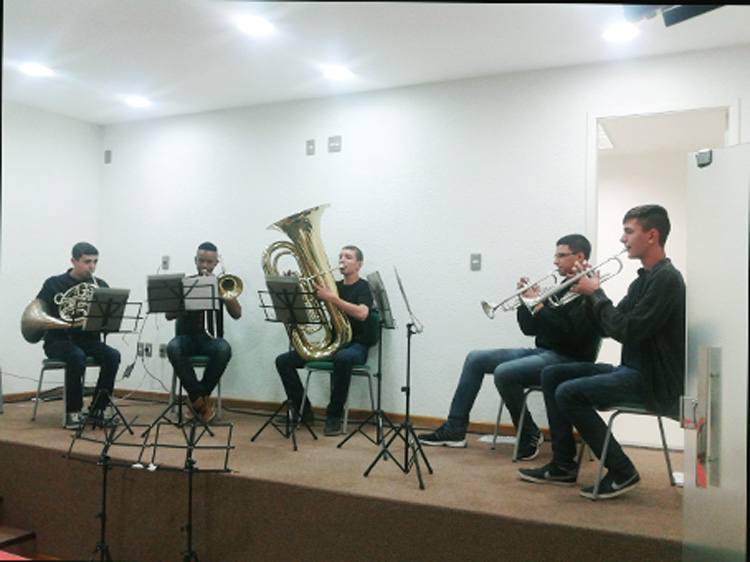 O quinteto de metais da banda fez uma apresentação especial na última terça-feira no Instituto Francisco Faria (Foto: Divulgação)