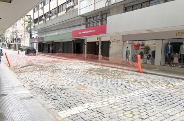 A rua com os paralelepípedos já assentados (Fotos: Thiago Lima e Adriana Oliveira)