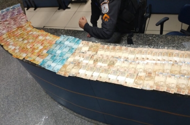 O dinheiro estava com o jovem que foi abordado na Rua Xingu (Foto: 11 BPM)