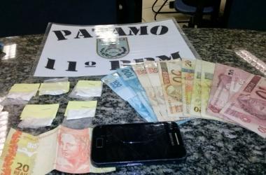 Drogas e dinheiro em Olaria apreendidos em Olaria (Cortesia de Polícia Militar)