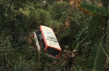 Ônibus cai em rio de Cantagalo e motorista morre