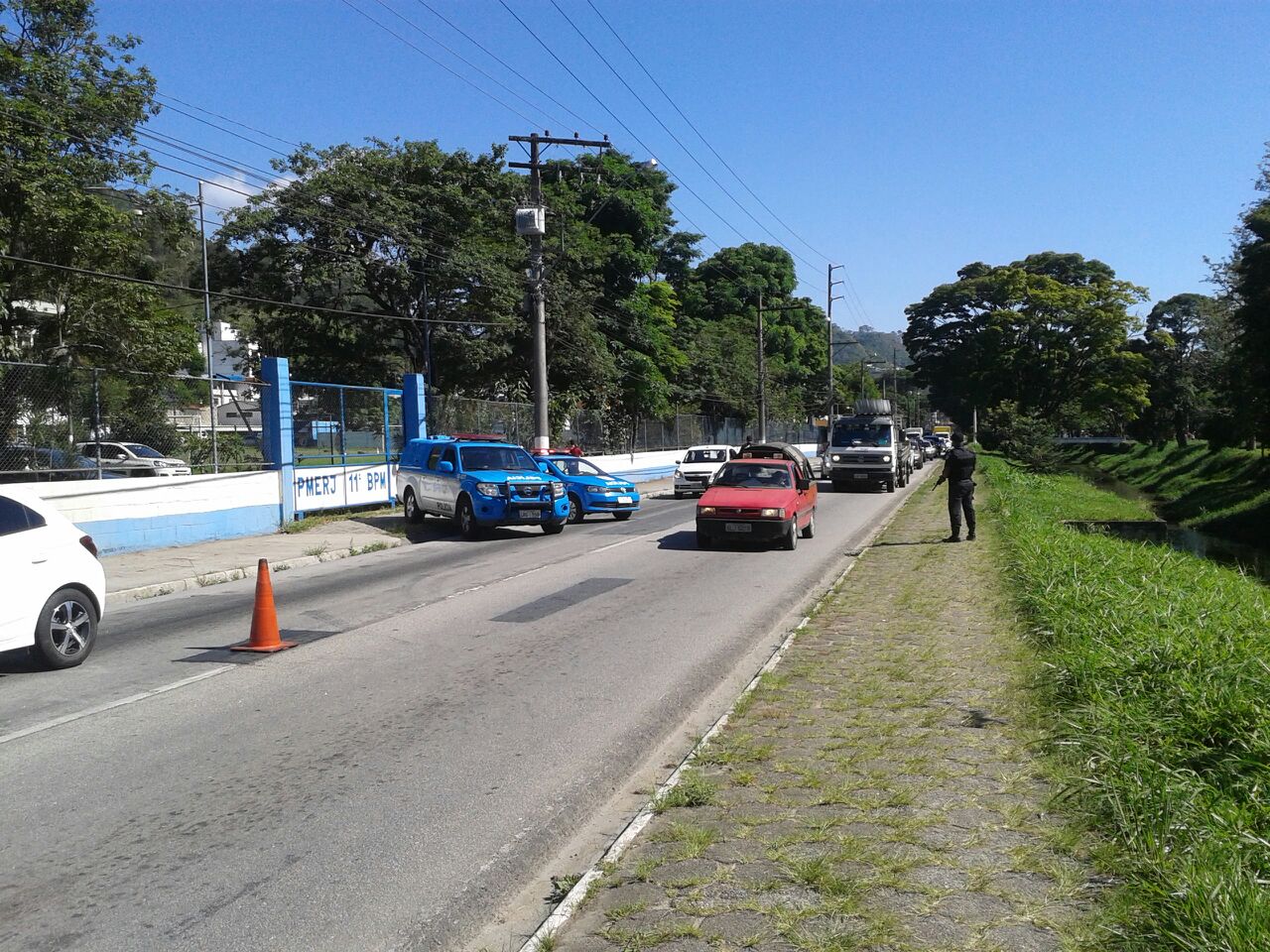 O bloqueio em frente ao 11º BPM na Avenida Presidente Costa e Silva (Foto: Alerrandre Bastos)