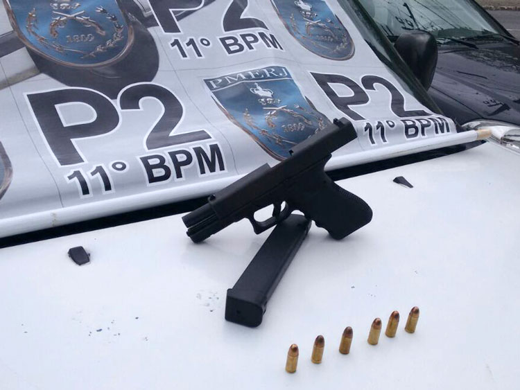 Pistola apreendida em Olaria (Cortesia de Polícia Militar)