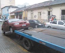 Choque de ordem da Prefeitura interdita bar e reboca carros 