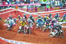 Motocross reúne mais de 30 mil pessoas