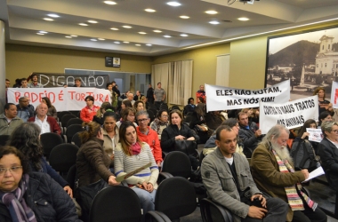 Com faixas e cartazes, manifestantes protestam pacificamente na Câmara (Foto: Márcio Madeira)