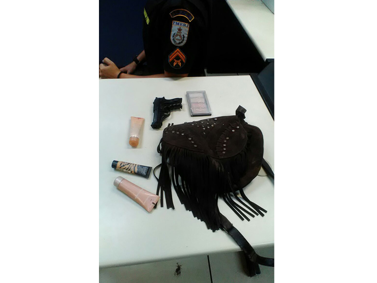 A bolsa roubada e a arma usada no assalto (Foto: 11º BPM)
