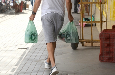 Cliente sai do mercado com duas sacolas (Fotos: Henrique Pinheiro)