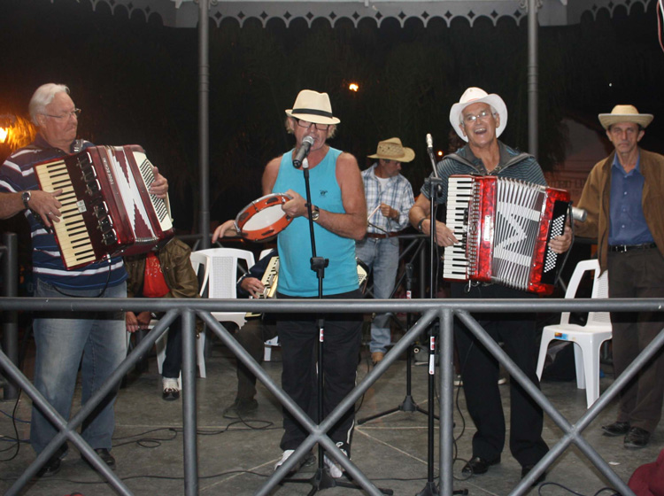 Encerrando a festa, o grupo Sanfoneiros da Serra apresentou músicas vivas que fazem parte do projeto da Smel de resgate da memória da sanfona