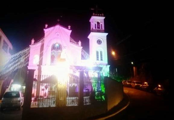 A Igreja de São Pedro, em Duas Pedras, iluminada na noite desta quinta (Foto de leitor)