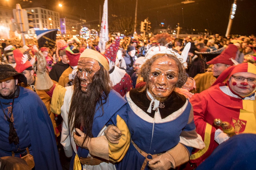 Máscaras do Fastnacht, o carnaval suíço, nas ruas de Lucerna (Foto: Swissinfo.ch)