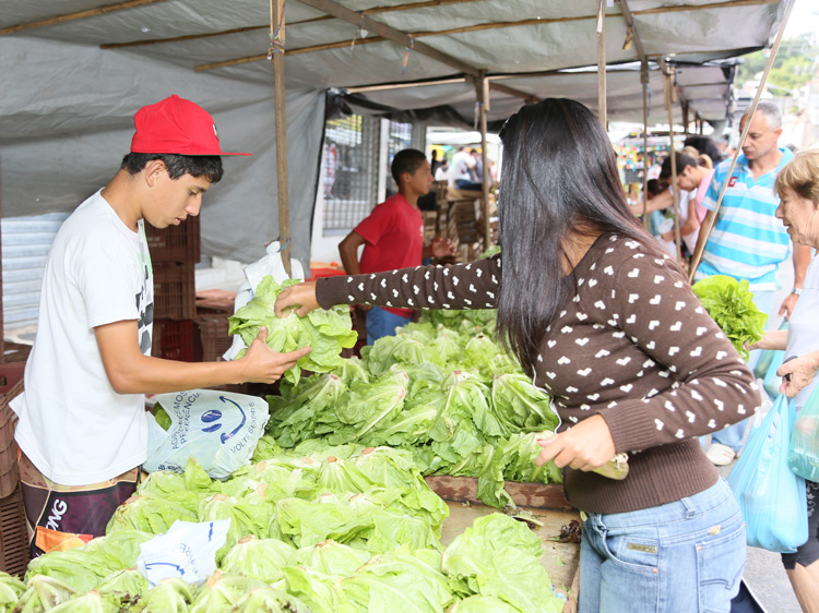 Comerciantes da feira de Olaria doam para o Laje alimentos que não são vendidos nos domingos