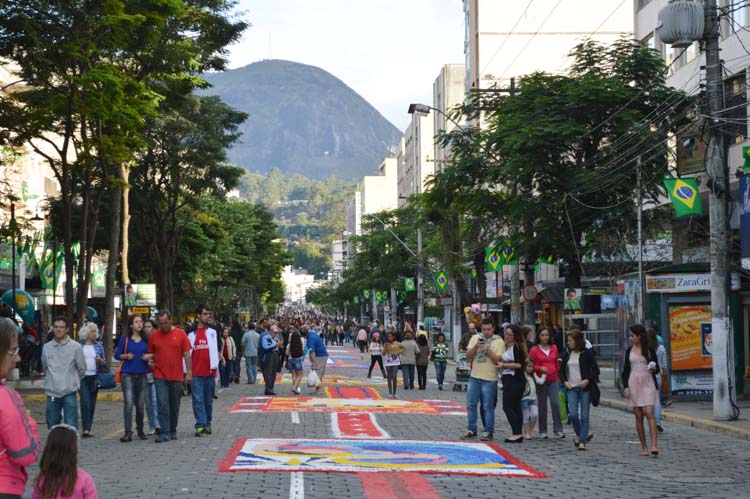 Os tapetes começam a ser confeccionados de madrugada e seguem em exposição durante a tarde (Amanda Tinoco/A Voz da Serra)