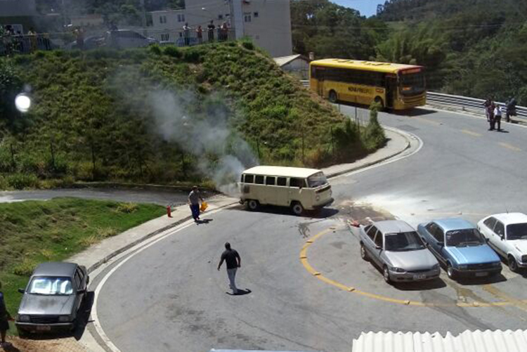 Flagrante de uma Kombi que pegou fogo no fim de semana (foto: Leitor via WhatsApp)