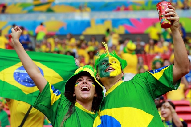 File:Torcedor brasileiro assistindo jogo do Brasil na Copa Do