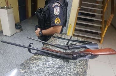 Armas apreendidas em Trajano de Moraes (Foto: 11 BPM)