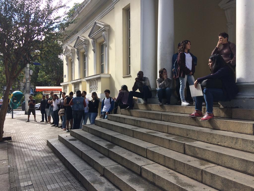 A fila no TRE na manhã desta quarta-feira (Foto: Adriana Oliveira)