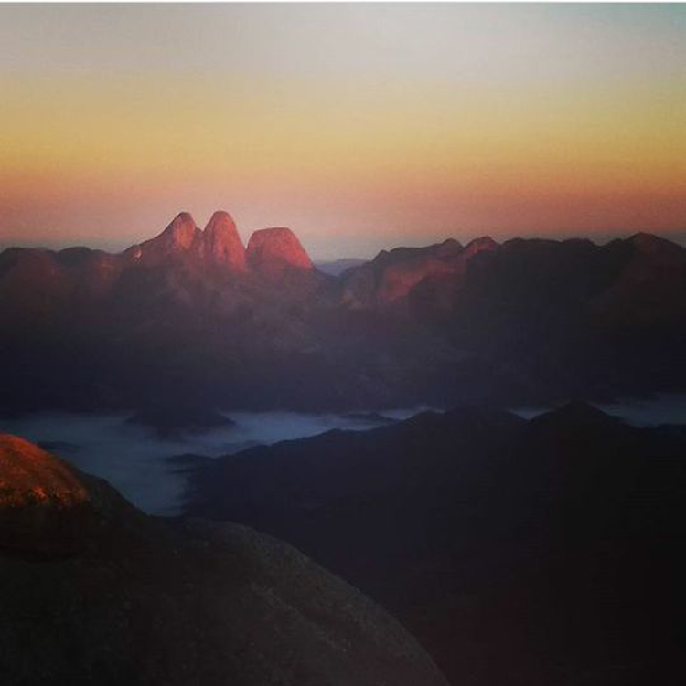 Os Três Picos iluminados pelo por-do-sol (Foto do leitor Paulo Victor Lagôas)