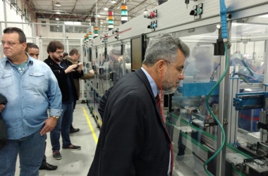 O presidente do Crea-RJ, Reynaldo Barros, visita uma empresa (Foto: Divulgação Crea-RJ))