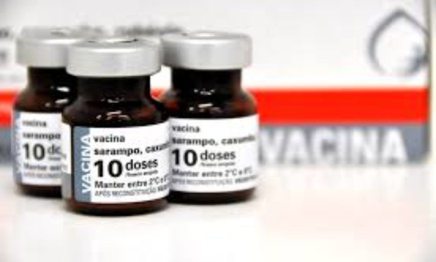 Infectologista condena "onda insensata de medo de vacinas"