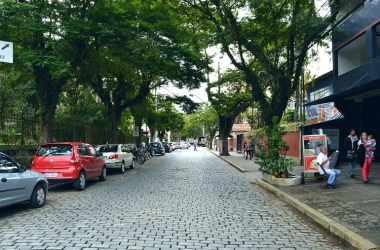Carros estacionados ao longo da Rua General Osório (Arquivo AVS)