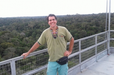 Valdely Kinupp na torre da Reserva Florestal Adolpho Ducke, 42 metros acima da floresta amazônica (Foto: arquivo Pessoal)