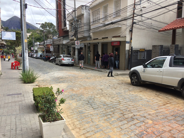 O pavimento da Rua Monsenhor Miranda após vários dias interditada para obras (Foto: Adriana Oliveira)