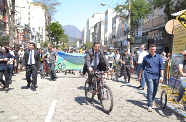 O prefeito pedala na frente dos manifestantes (Foto: Henrique Pinheiro)