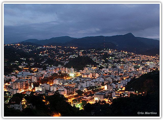 Nova Friburgo iluminada à noite (Foto: Cris Martins/ Pinterest)