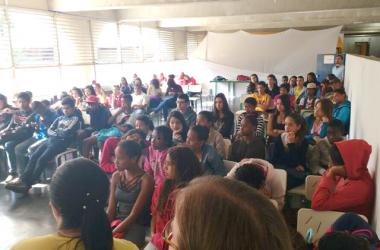 Estudantes do Ciep que foram para a aula na manhã desta sexta-feira participaram de debate sobre as medidas propostas pelo governo (Foto: WhatsApp)
