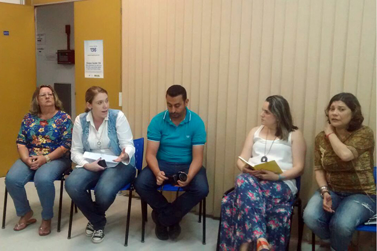 Membros da Secretaria de Saúde e da concessionária reunidos na sede da Vigilância Sanitária (Foto: Divulgação)