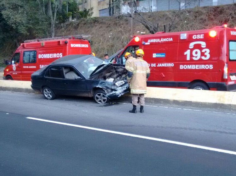 O carro ficou pendurado na mureta da Via Expressa (Foto: Leitor via WhatsApp)