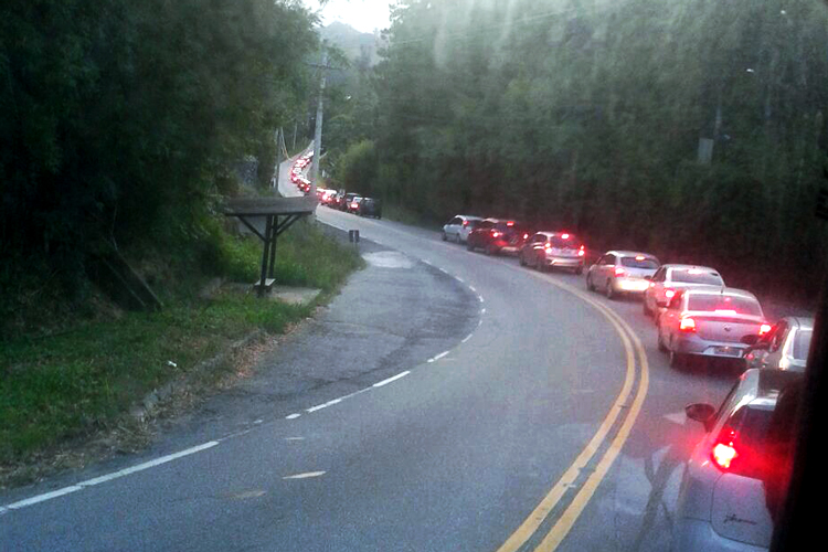 O trânsito estava lento na subida da Serramar (Foto: Leitor via WhatsApp)