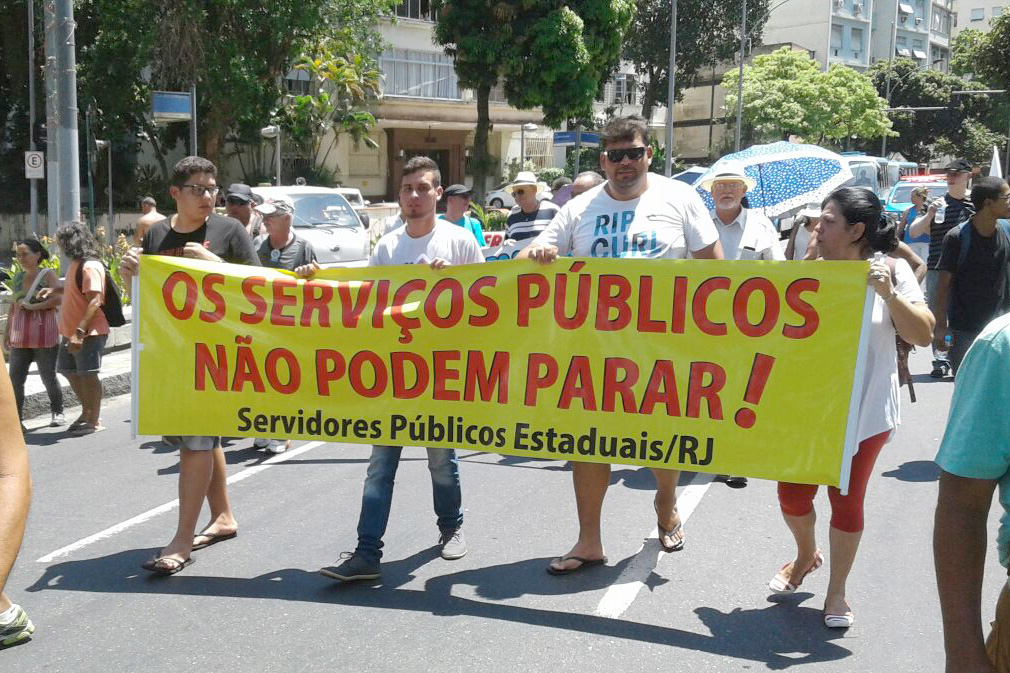 Grupo de servidores quer a saída de Pezão do governo (Foto: Leitor via WhatsApp)