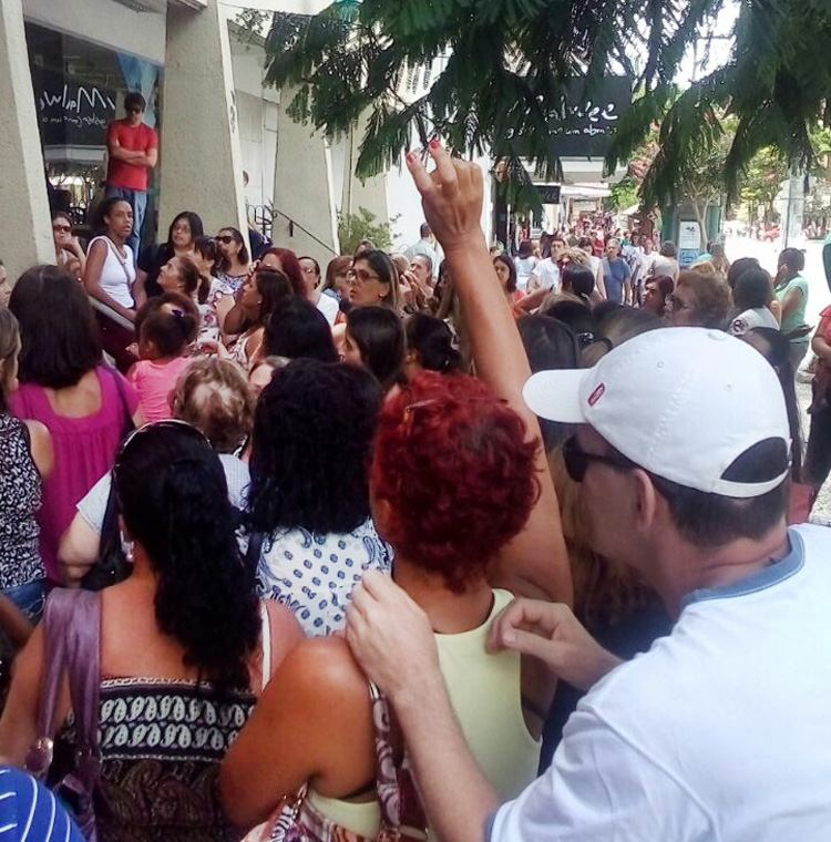 Grupo realizou protesto em frente à prefeitura (Foto: Leitor via WhatsApp)