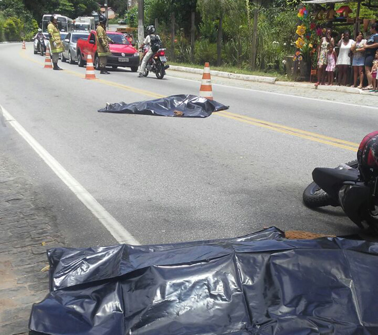 Vítimas não resistiram e morreram no local do acidente (Foto: Leitor via WhatsApp)