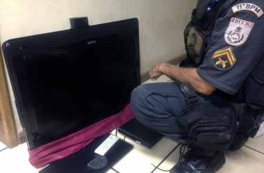 Em Lumiar, um homem foi preso com uma televisão de 32 polegadas, um aparelho DVD e uma roçadeira (Foto: 11º BPM)