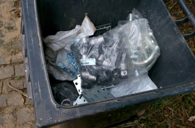 Peças metálicas no lixo (Foto de leitor)