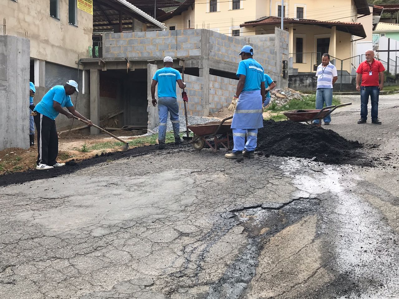 A operação levou novo asfalto a uma via íngreme no Sítio São Luiz onde o risco de acidentes era grande devido aos buracos (Divulgação PMNF)