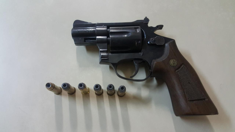 O revólver recolhido no Stucky foi apreendido na Delegacia Legal de Nova Friburgo  (Foto: 11º BPM)