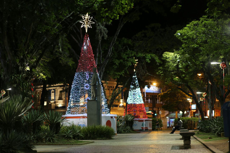 As árvores de Natal na Praça Dermeval Barbosa Moreira (Fotos de João Luccas Oliveira/ PMNF)