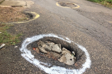 As crateras pintadas para alertar os motoristas (Fotos da leitora Fernanda Neto)