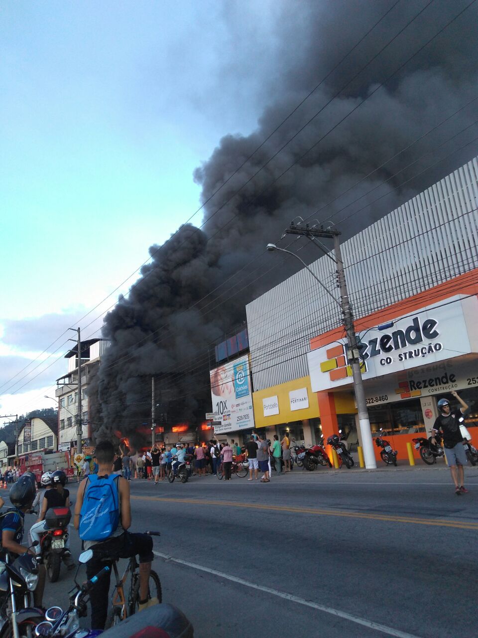A coluna de fumaça preta saindo da loja (Foto: Alerrandre Barros)