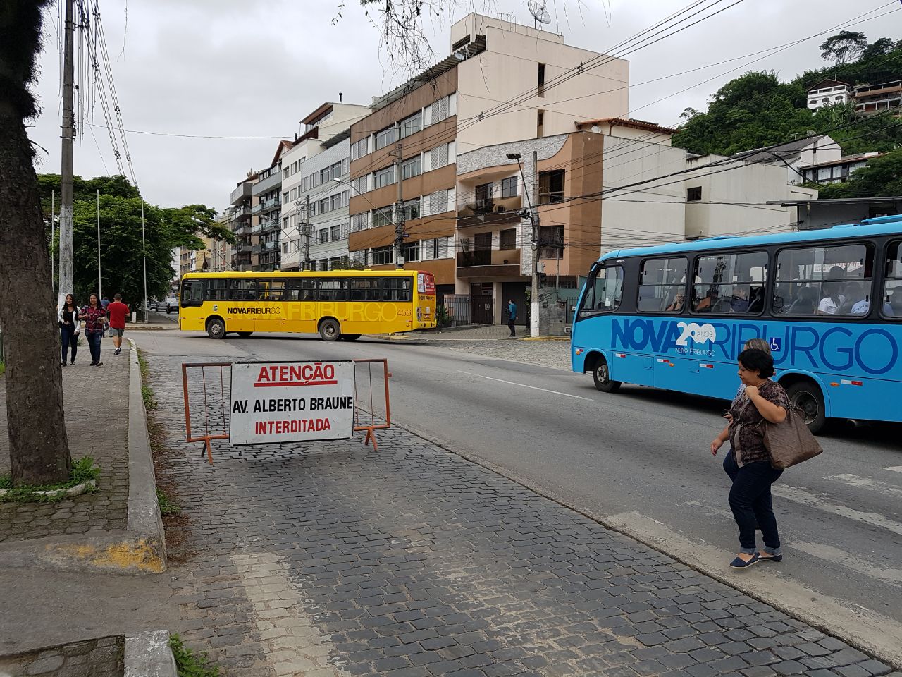 A placa na Avenida Rui Barbosa avisando sobre a interdição (Fotos: Alerrandre Barros)