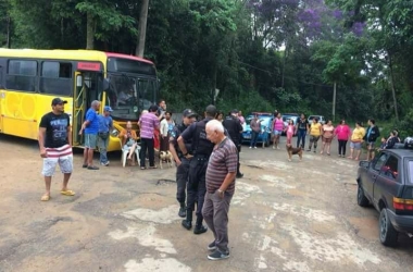 O ônibus apreendido pelos manifestantes (Fotos de leitores)