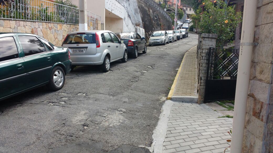 Com muitos carros estacionados, o tráfego de veículos na Rua Marechal Deodoro fica difícil, já que a via é estreita (Foto de leitor via WhatsApp)