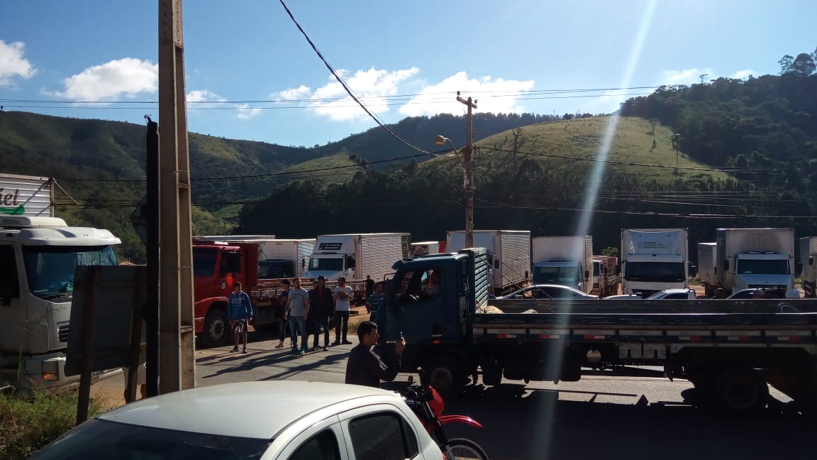 Fila de camionhões na RJ-130 (Foto de leitor)