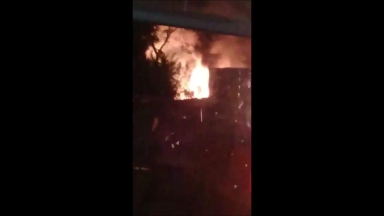 A foto, enviada por leitores, mostra o fogo na carreta tombada (Reprodução de vídeo)