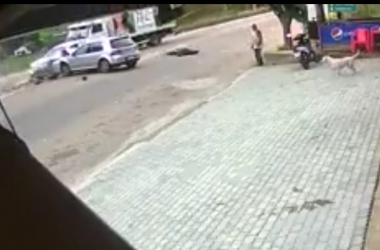 O acidente foi filmado por uma câmera de segurança (Reprodução)