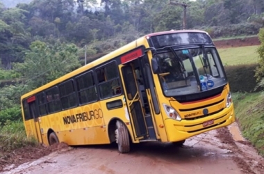 Ônibus atola em Vargem Alta (Foto: Faol)